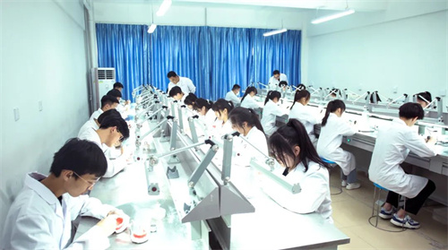 口腔醫學專業招生對象是哪些？